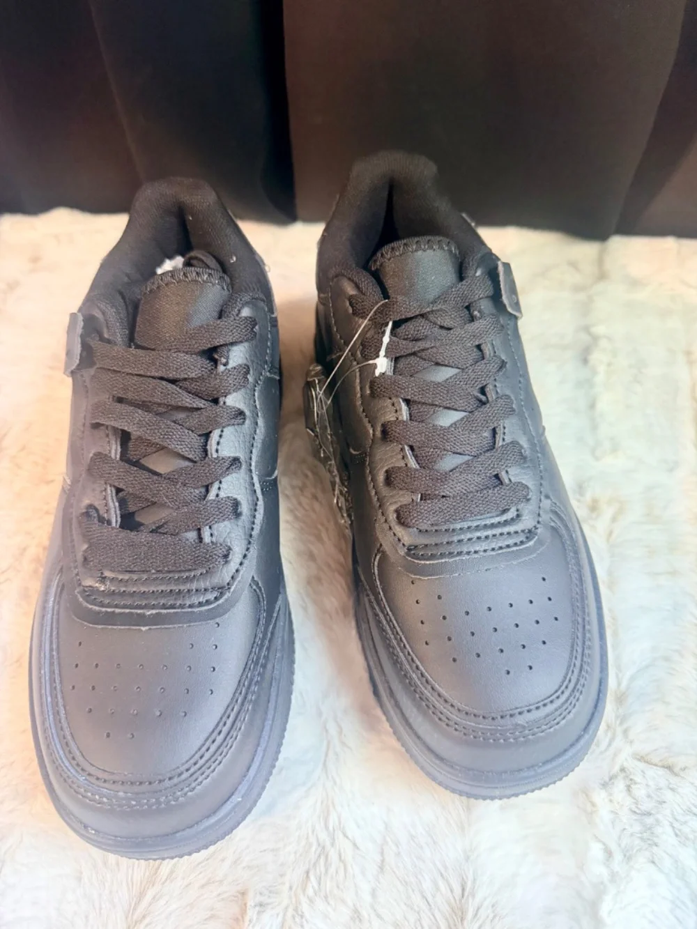 Berness Black Low-Top Sneakers With A Silver Butterfly Chain - Picture 3 of 9